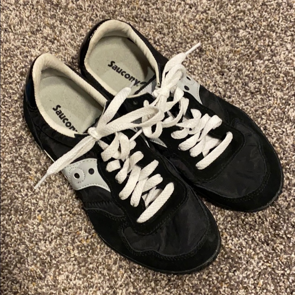 Tennis shoes